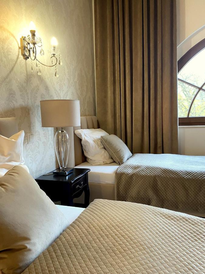 Palac Jablonowo Bed & Breakfast Ujscie Bagian luar foto