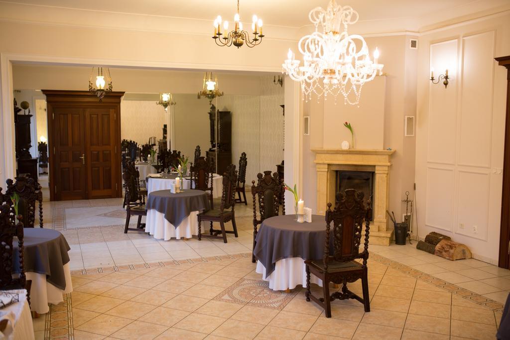 Palac Jablonowo Bed & Breakfast Ujscie Bagian luar foto